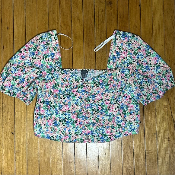 Floral Smocked Puff Sleeve crop top - Picture 3 of 11